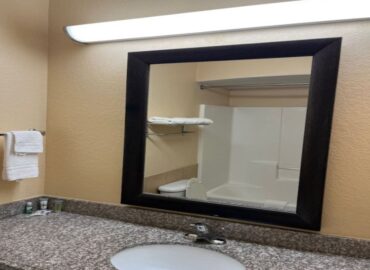 Deluxe Inn & Suites