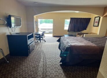 Deluxe Inn & Suites